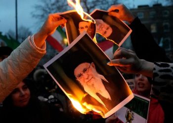 Trump threatens Iran with crushing response as Tehran denies halting protest executions
