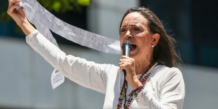 Venezuelan opposition leader María Corina Machado presents Nobel medal to Trump despite institute ban